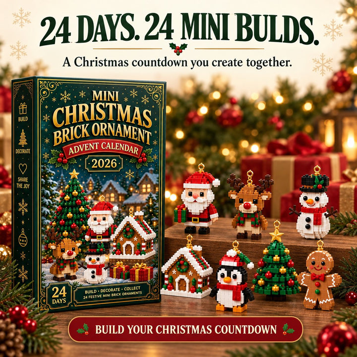 Coffret vert et or du calendrier posĂ© devant un dĂ©cor de NoĂ«l, avec sept figurines en briques : Père NoĂ«l, renne, bonhomme de neige, maison. 1