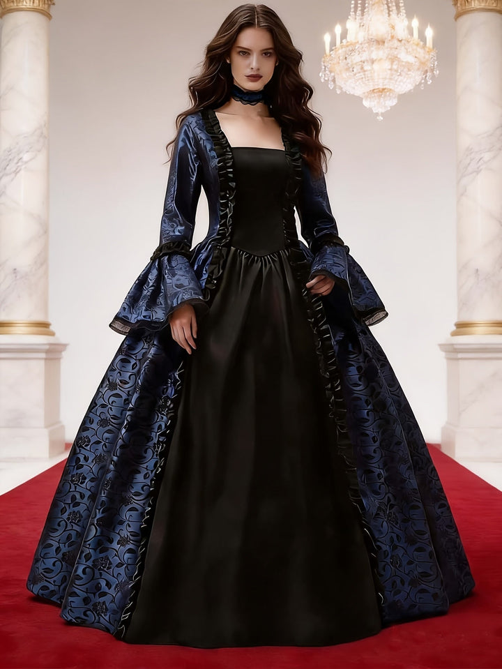 Robe bleu marine à motif floral et corsage noir porté par une femme dans un hall de marbre avec lustre. 2