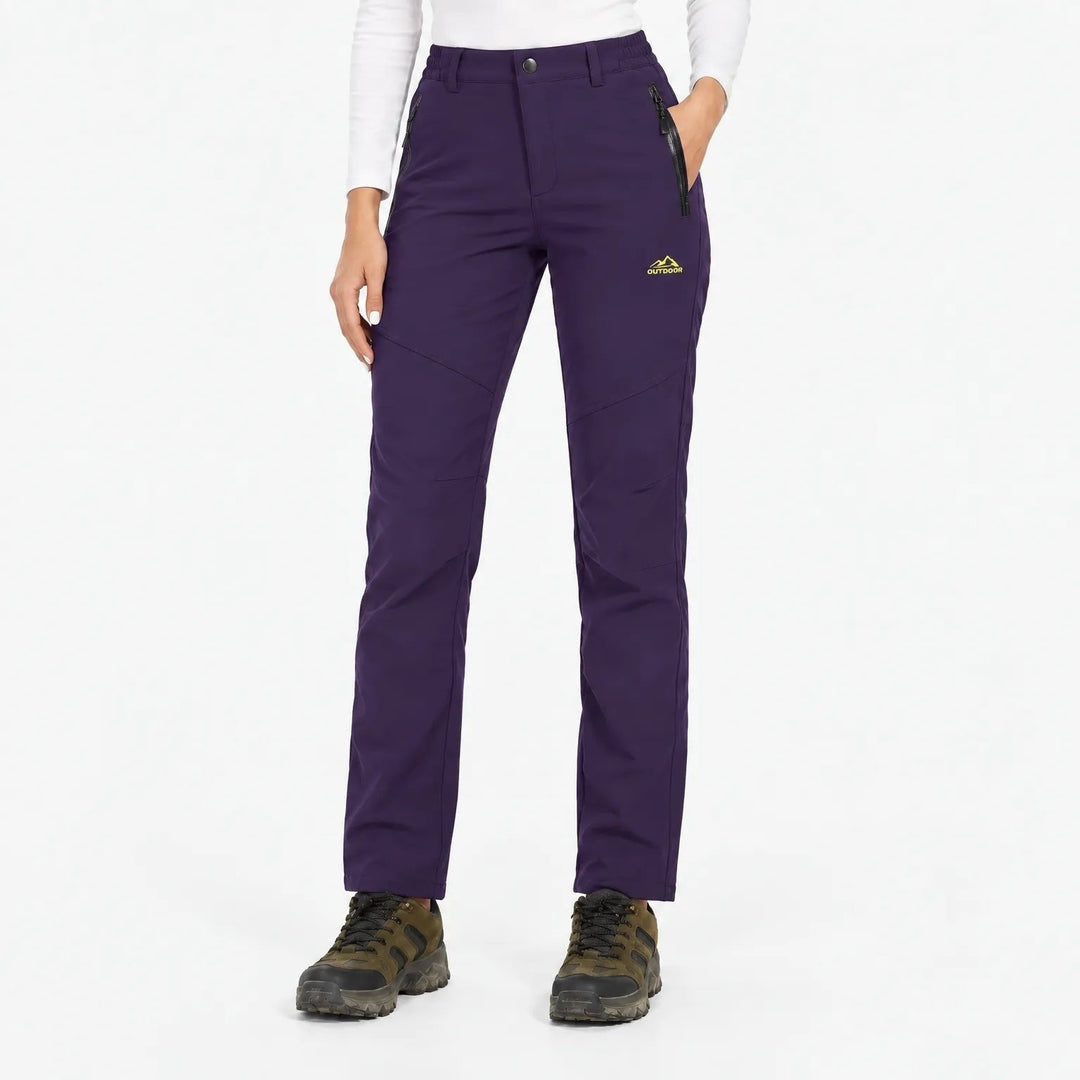 Pantalon violet foncé porté de face par une mannequin sur fond blanc 16