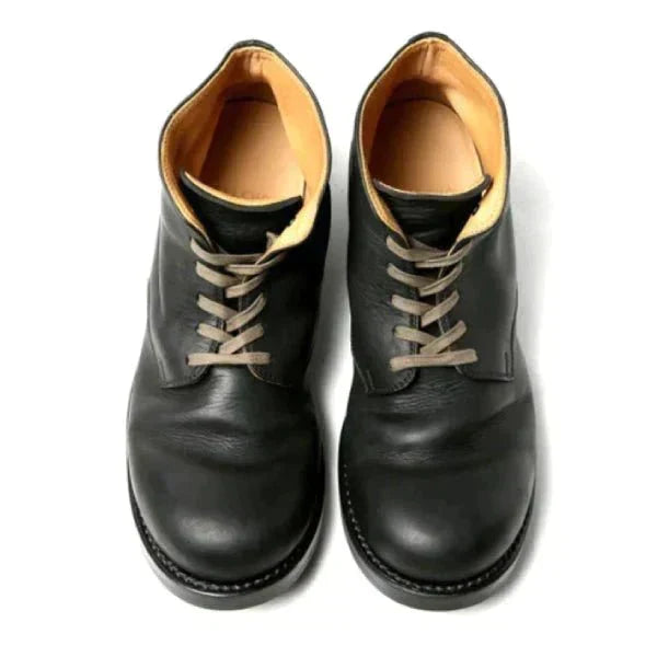 Bottines en cuir noir vues de dessus, montrant le laçage beige et la doublure intérieure fauve. 4