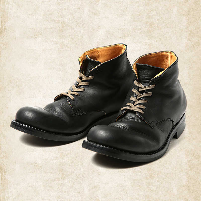 Paire de bottines en cuir noir patiné à lacets beiges, doublure intérieure fauve, vue trois quarts avant. 2
