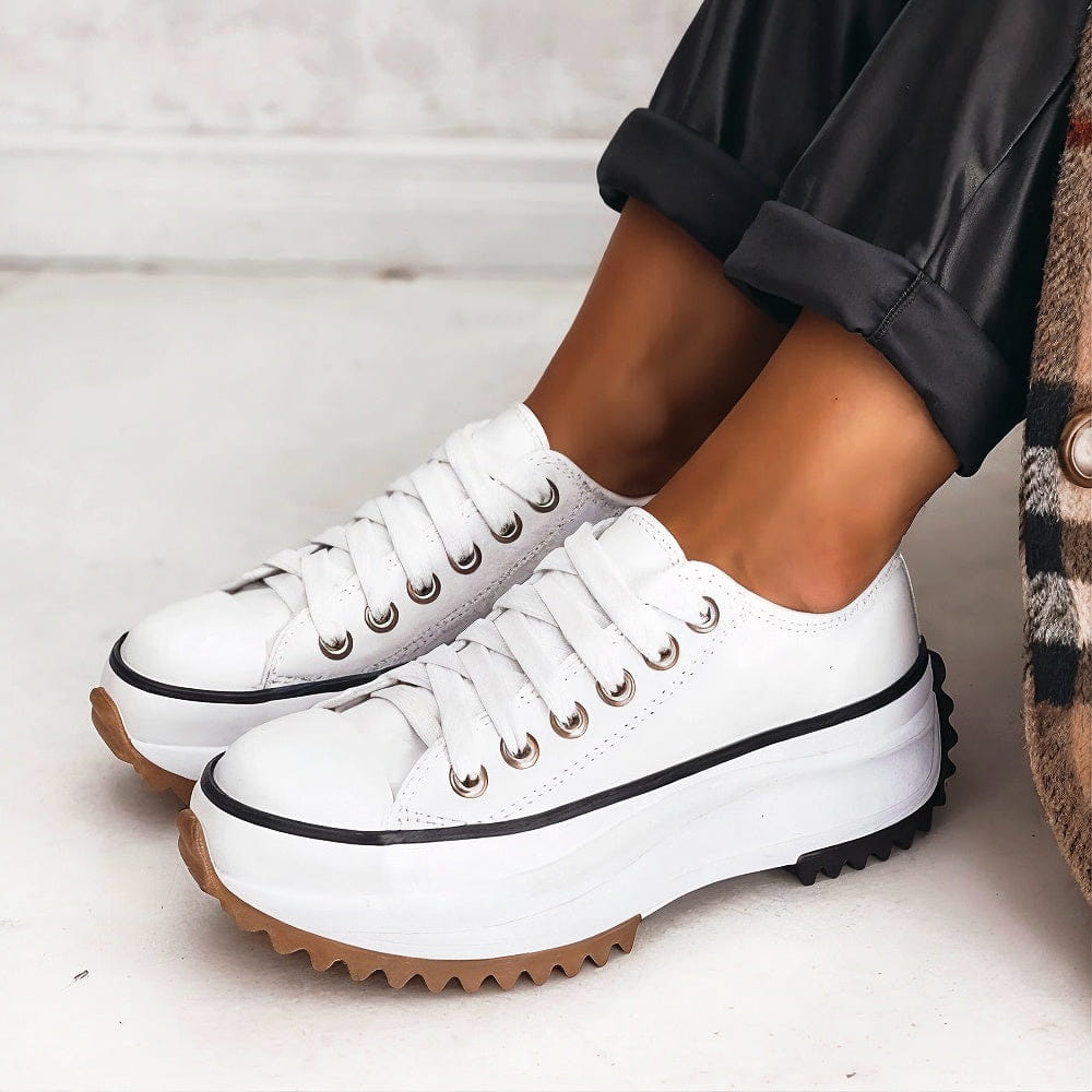 Baskets blanches à lacets plats portées avec un pantalon noir retroussé, fine bande noire sur la plateforme et semelle crantée marron 4