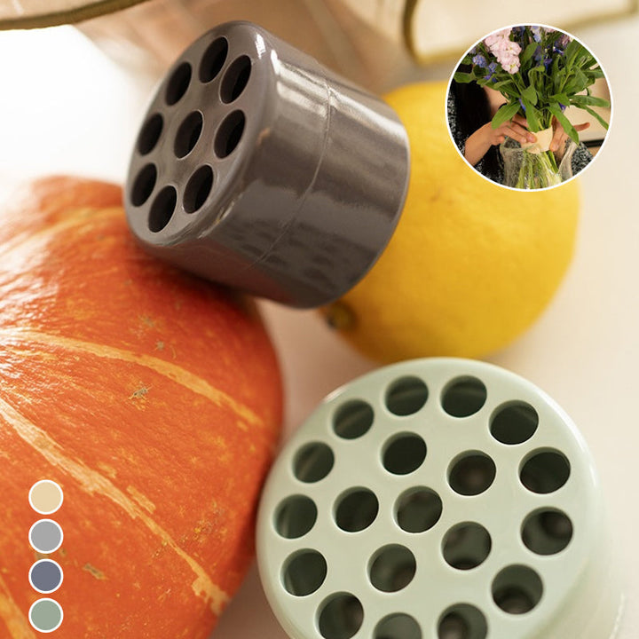 Deux inserts, un gris à neuf trous et un vert clair à nombreux trous, près d'une courge et d'un citron, avec pastilles de coloris. 11