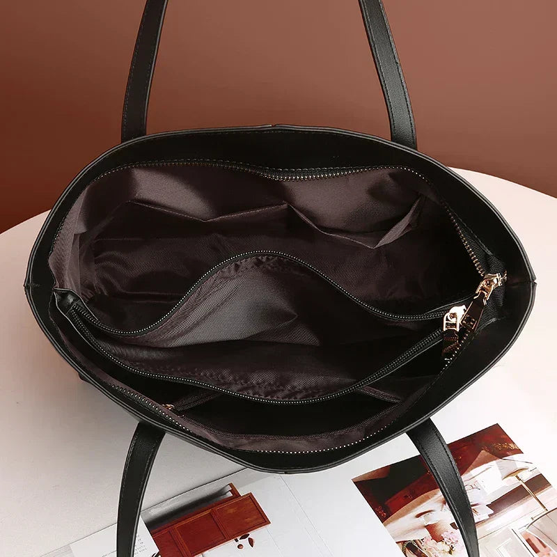 Intérieur du sac noir vu du dessus, avec doublure sombre, poche zippée et poches de rangement 5