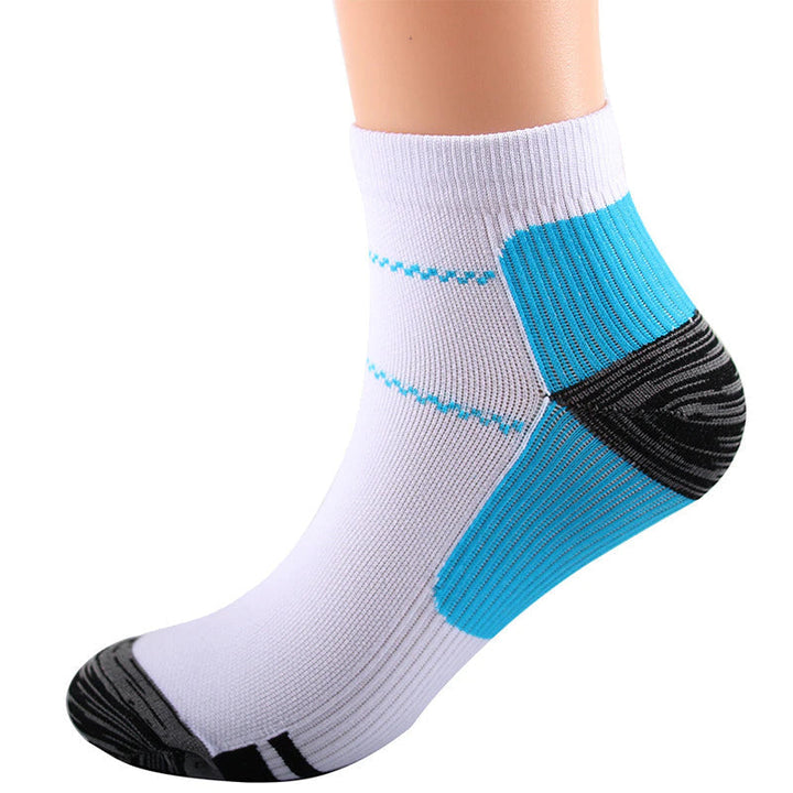 Chaussette blanche vue de profil sur fond blanc, avec zone bleue sous la cheville, talon et bout renforcés gris foncé. 5