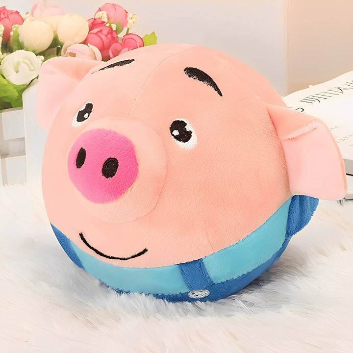 Balle en peluche cochon rose à salopette bleue, posée sur un tapis blanc moelleux près de fleurs. 5
