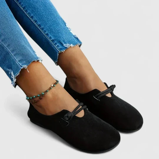 Mocassins noirs en suédine portés en vue de trois quarts, avec chaîne de cheville et jean effiloché 2