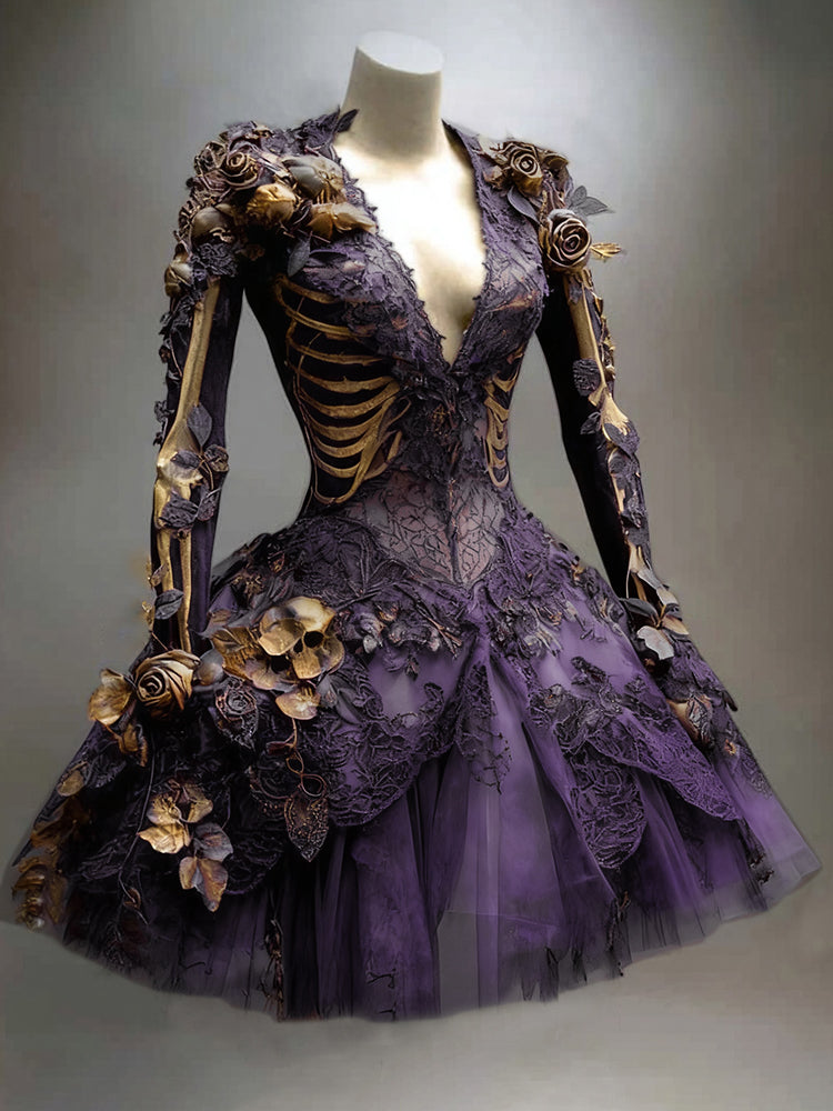 Même robe en version violette sur mannequin, avec dentelle, jupe en tulle, roses et feuilles dorées, côtes dorées sur le buste. 6