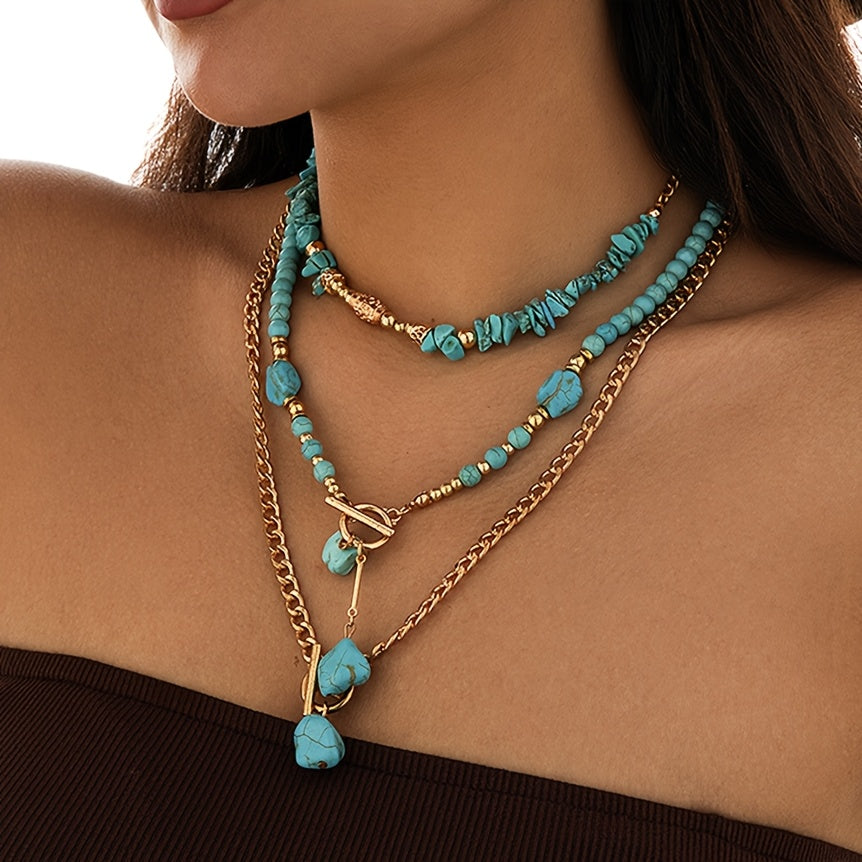 Colliers turquoise et dorés portés par un modèle, vue de trois quarts sur l'épaule et le décolleté 2
