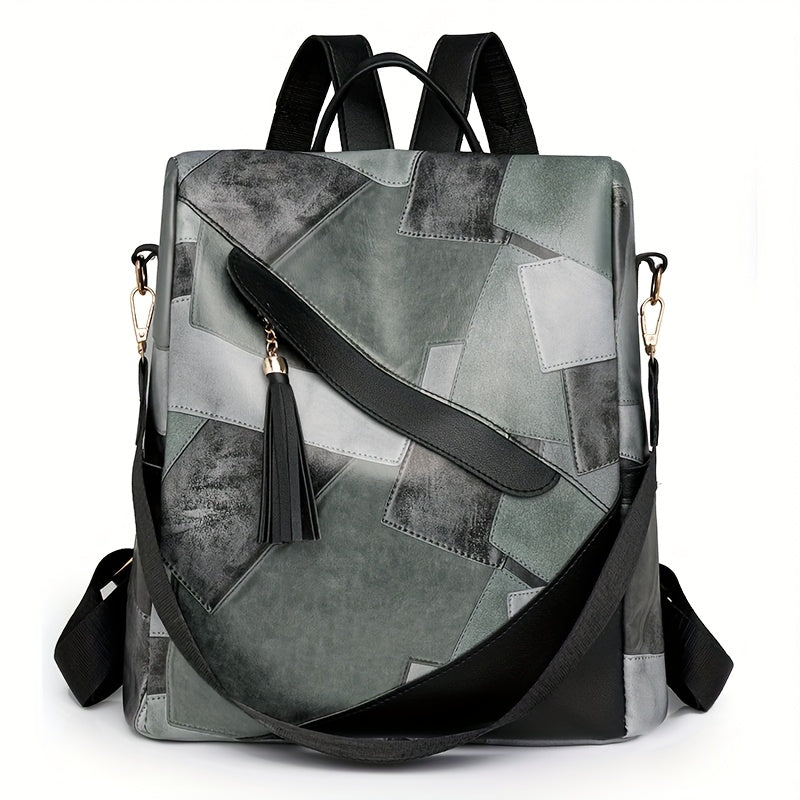 Sac à dos patchwork gris et noir vu de face, avec pampille, bandoulière et deux bretelles noires. 5