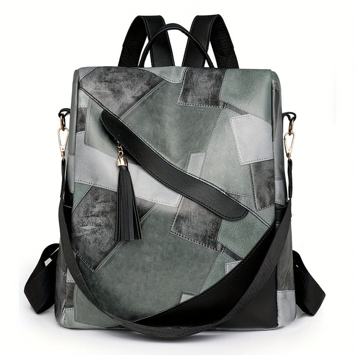 Sac à dos patchwork gris et noir vu de face, avec pampille, bandoulière et deux bretelles noires. 5