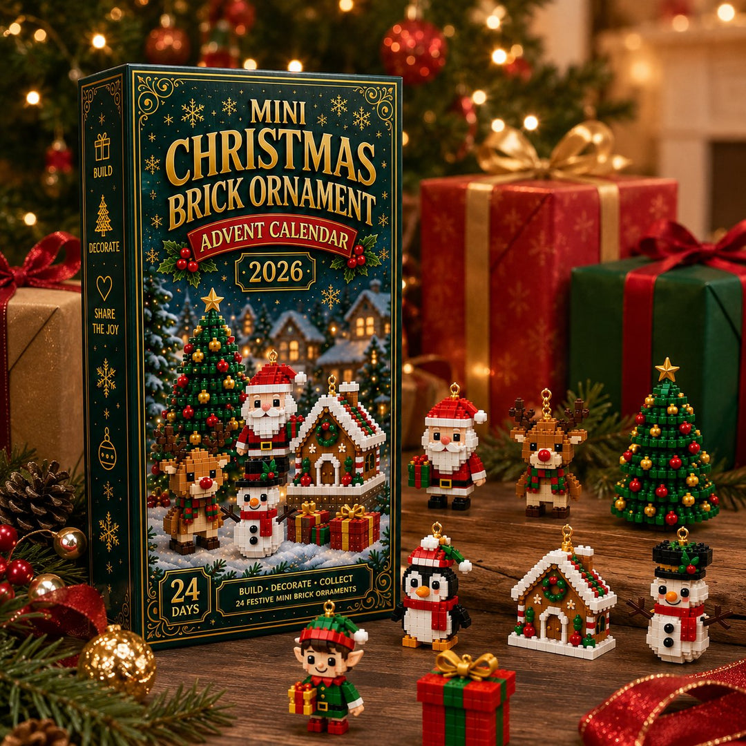 Boĩte du calendrier entourĂ©e de cadeaux emballĂ©s, avec huit petites figurines en briques devant : père NoĂ«l, renne, sapin, maison en pain d'Ă©pice, bonhomme 6
