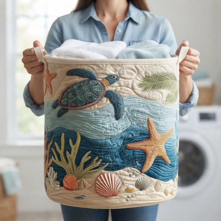 Personne tenant le panier matelassé par ses deux poignées en toile, rempli de serviettes, devant un lave-linge. 5