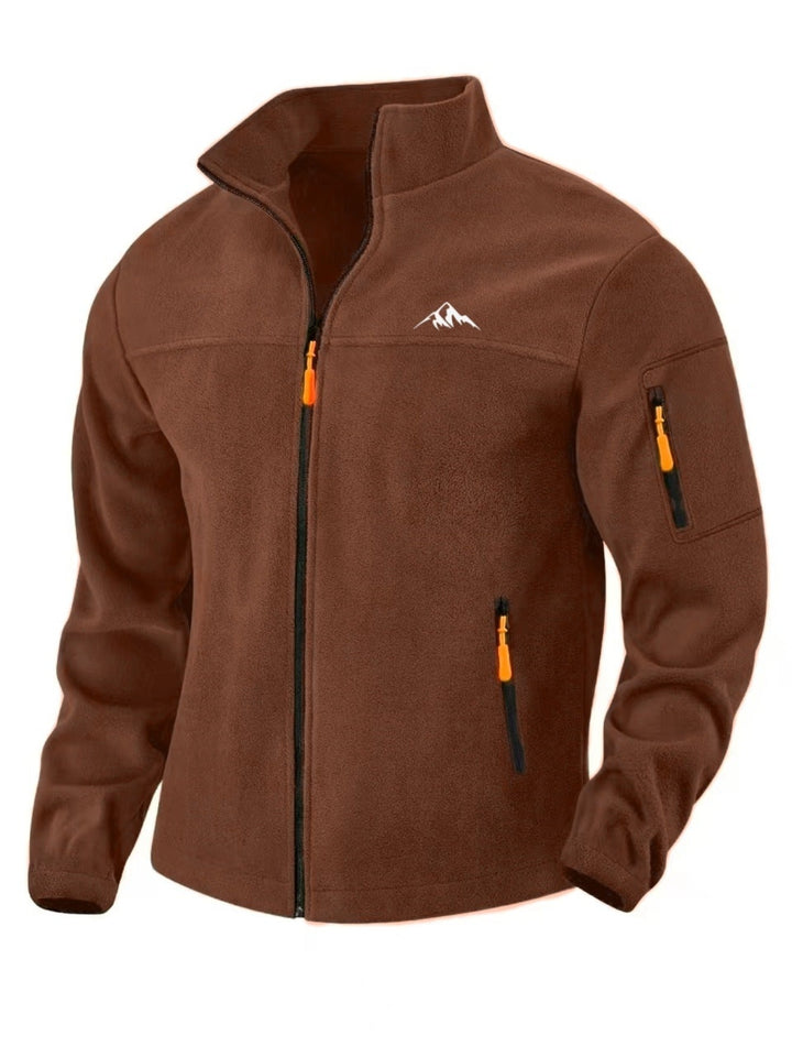 Vue de face en trois quarts de la veste polaire marron, zip noir, tirettes orange et poche manche 1
