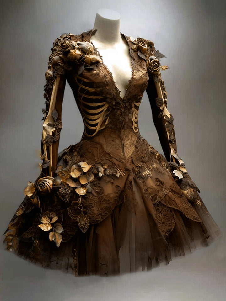 Même robe en version marron cuivré sur mannequin, avec dentelle, tulle, roses dorées et motif de côtes squelettiques. 5