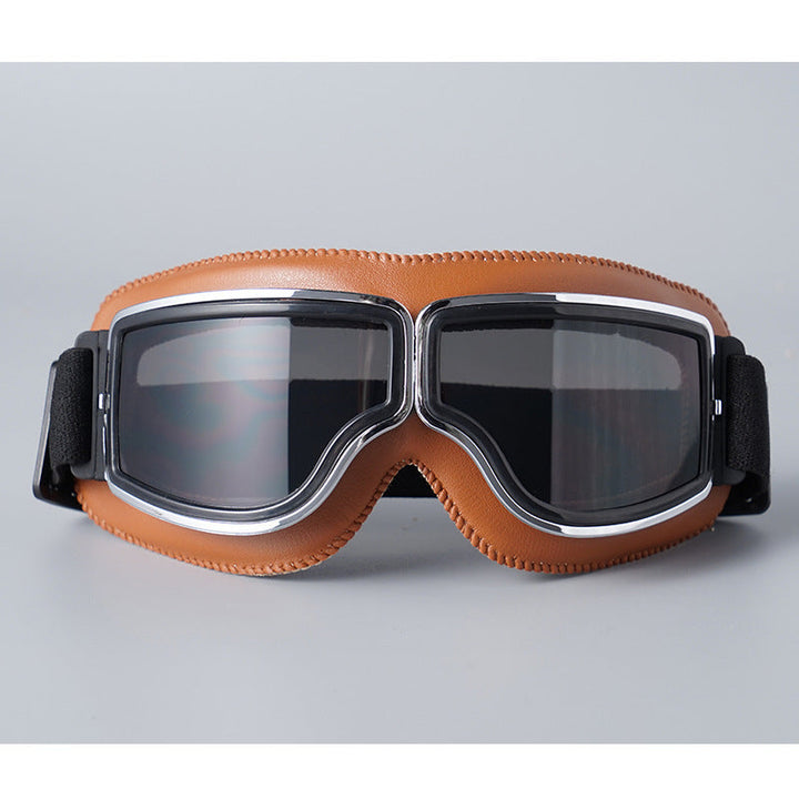 Lunettes à contour marron clair surpiqué avec verres fumés gris, monture chromée et sangle élastique noire. 8