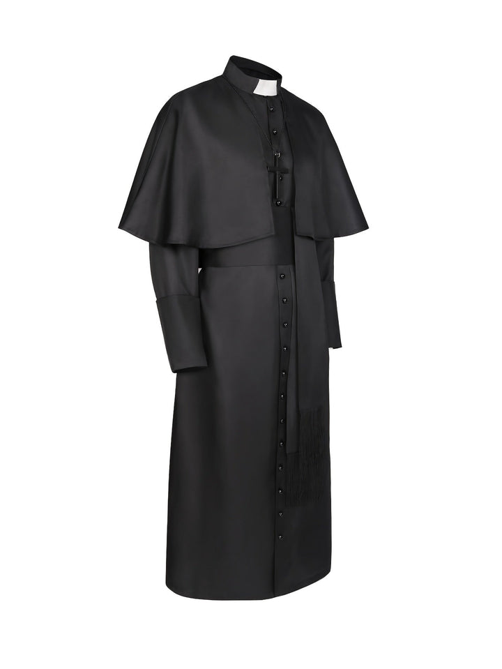Costume noir vu de côté, montrant la cape, les manches à large revers et la longue robe boutonnée 4