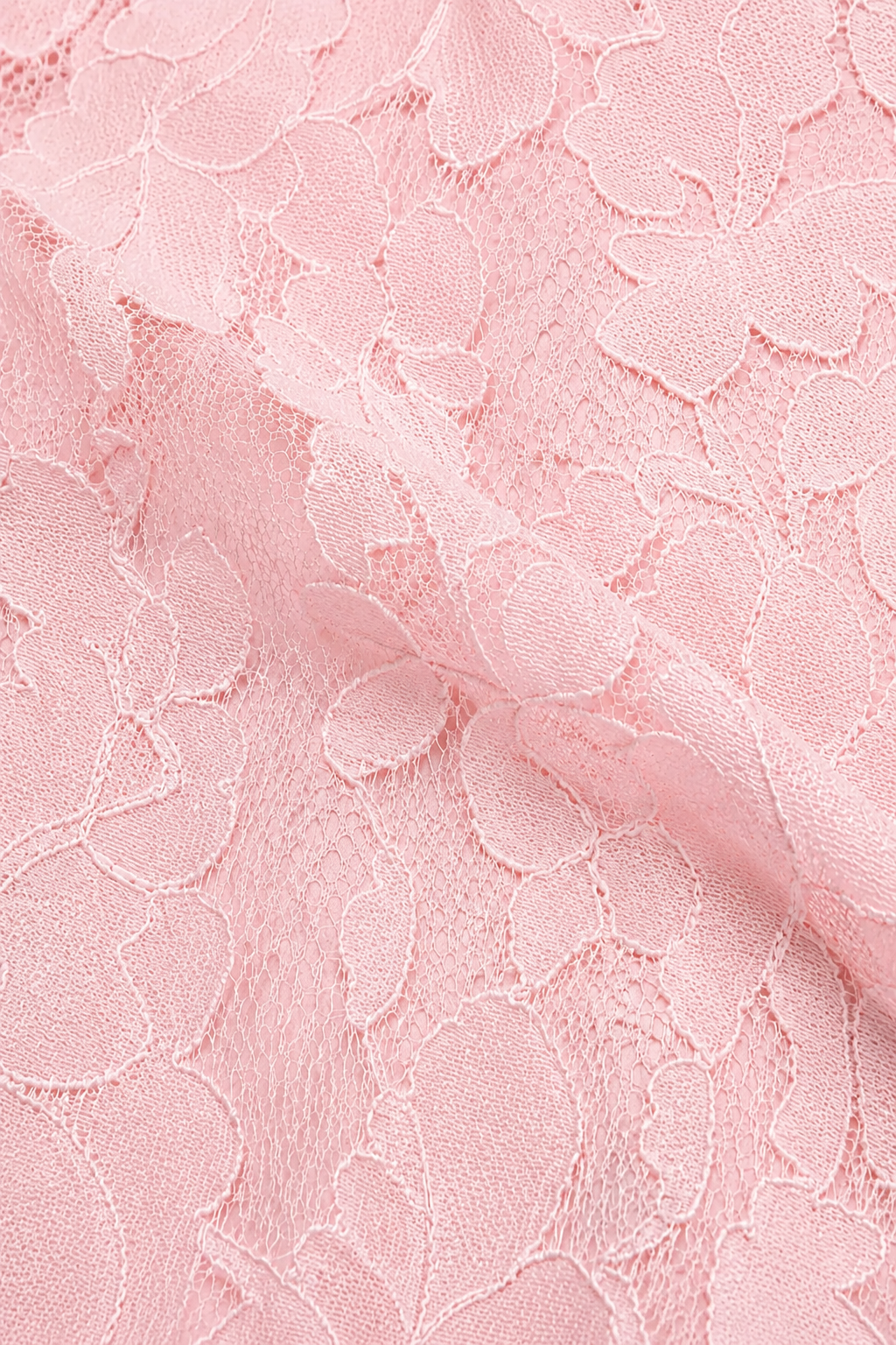 Gros plan sur la dentelle florale rose pâle, mailles fines et motifs de fleurs, tissu légèrement plié. 17