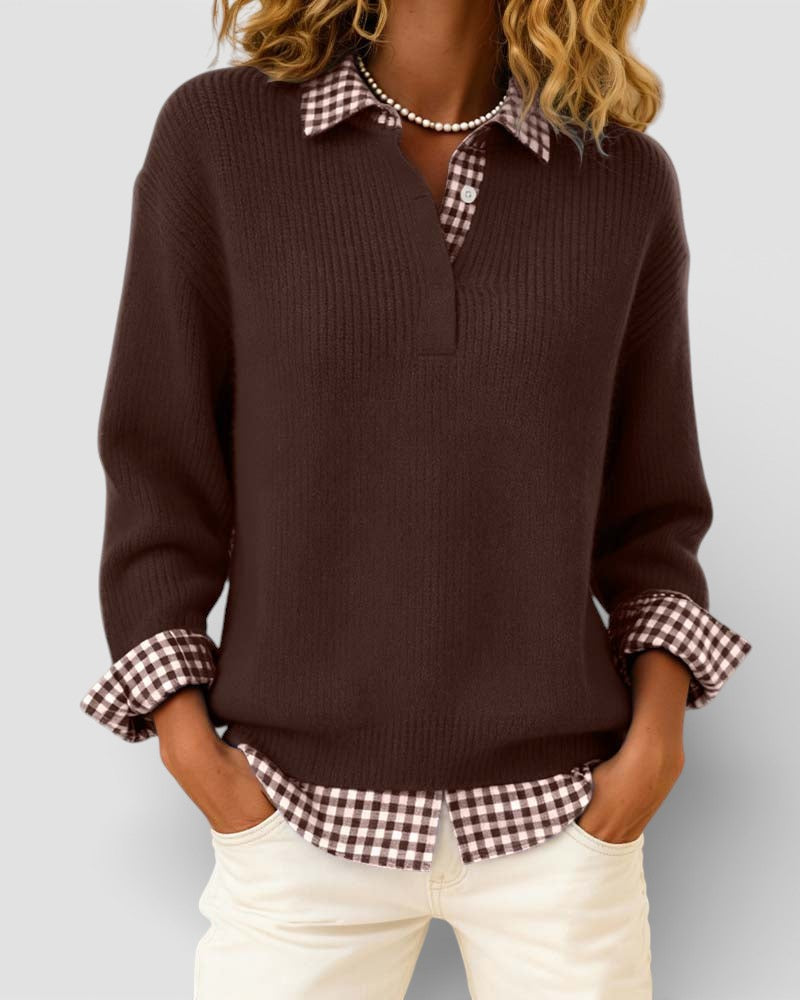 Pull marron chocolat en maille côtelée porté par un mannequin, mains dans les poches, avec col et manchettes vichy marron et blanc. 8