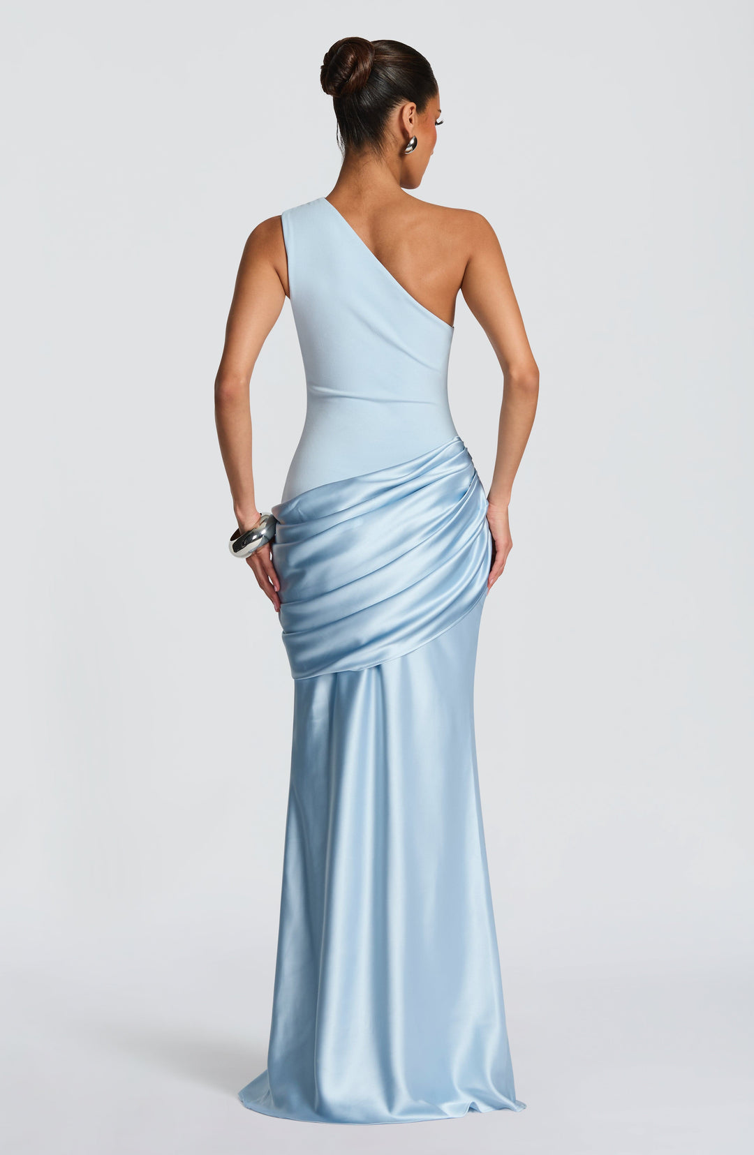 Vue de dos de la robe bleu ciel, large bretelle asymétrique, drapé satiné sur la hanche et jupe longue fluide. 4