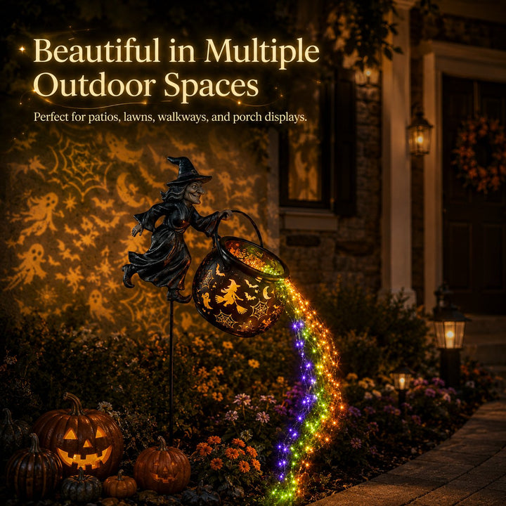 Le chaudron sur piquet installé devant une porte d'entrée décorée d'une couronne, entouré de citrouilles sculptées, de lanternes et de fleurs. 8