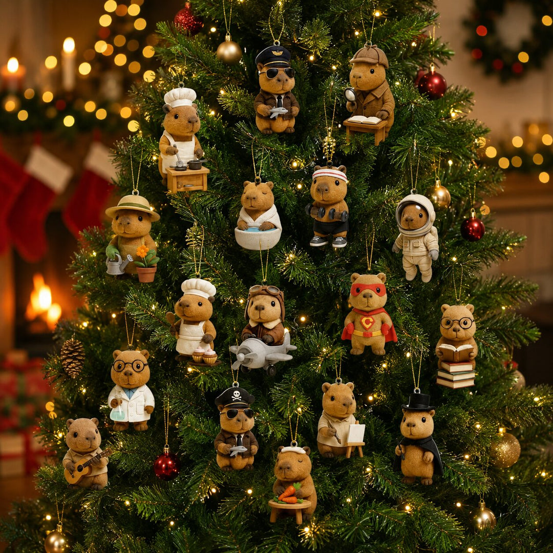 Figurines de capybara déguisés (cuisinier, pilote, astronaute, super-héros, pirate) suspendues comme décorations dans les branches d'un sapin de Noël illuminé. 3