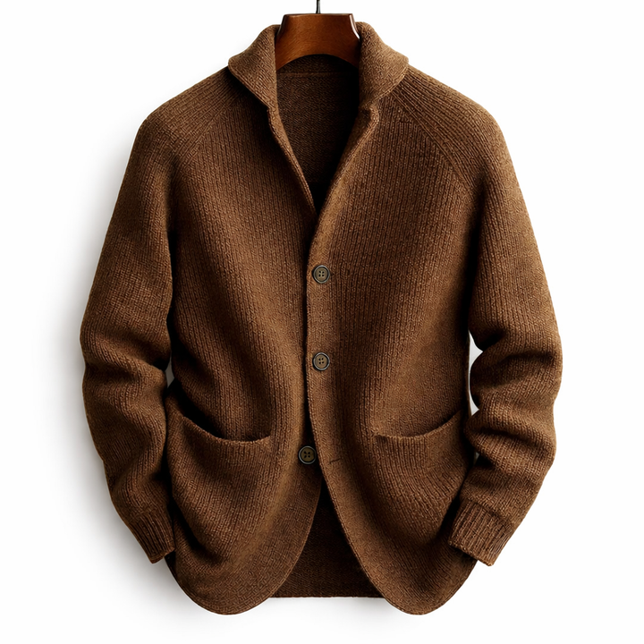 Gilet marron en maille côtelée sur cintre en bois, fond blanc, trois boutons et poches plaquées 1