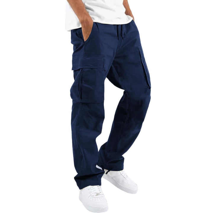 Pantalon cargo bleu marine porté par un modèle avec t-shirt blanc et baskets blanches, vue de trois quarts. 6