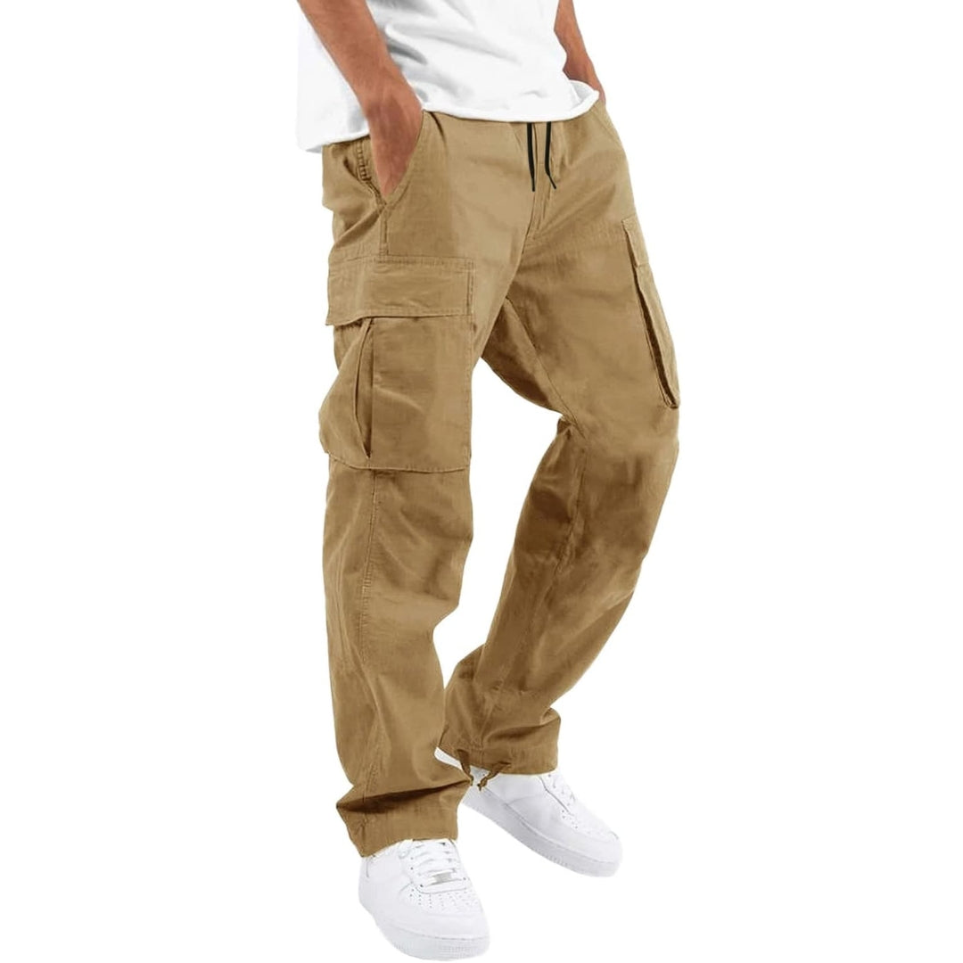 Pantalon cargo kaki sable porté par un modèle avec t-shirt blanc et baskets blanches, cordon à la taille visible. 7