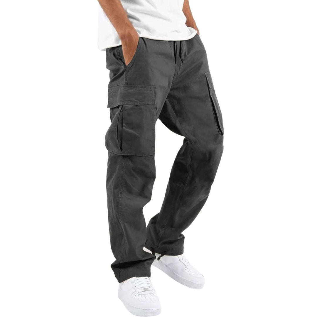 Pantalon cargo gris anthracite porté par un modèle avec t-shirt blanc et baskets blanches, vue de trois quarts. 8