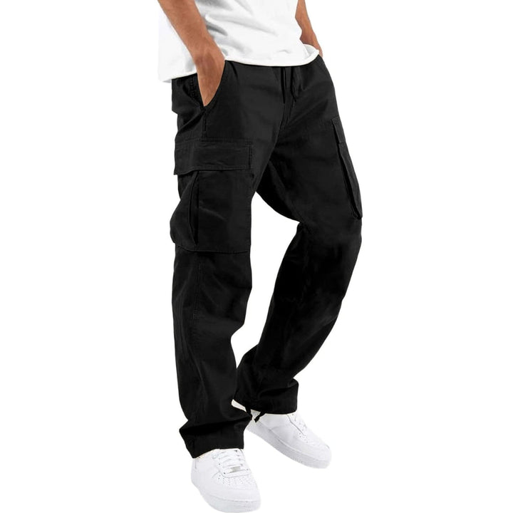 Pantalon cargo noir porté par un modèle avec t-shirt blanc et baskets blanches, vue de trois quarts sur fond blanc. 4