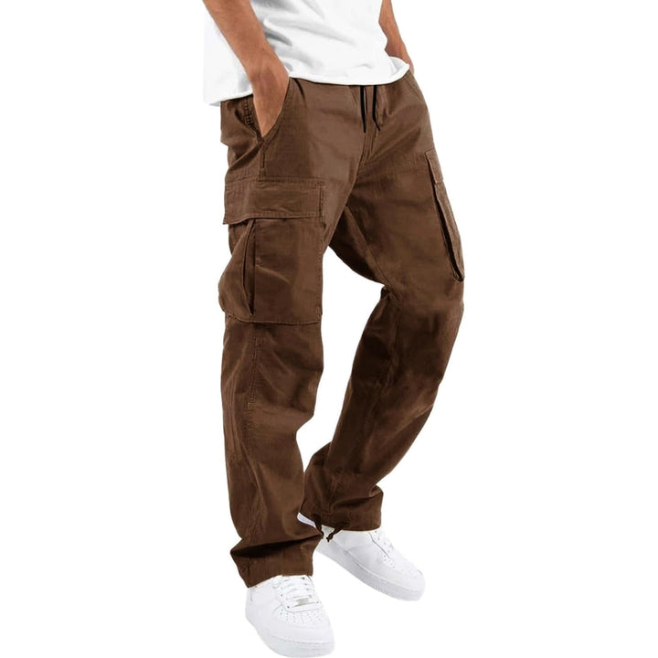 Pantalon cargo marron porté par un modèle avec t-shirt blanc et baskets blanches, grandes poches latérales à rabat visibles. 5