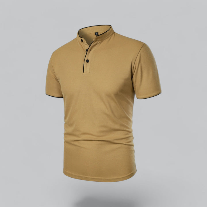 Polo camel vu de trois quarts, patte de boutonnage à trois boutons noirs 11