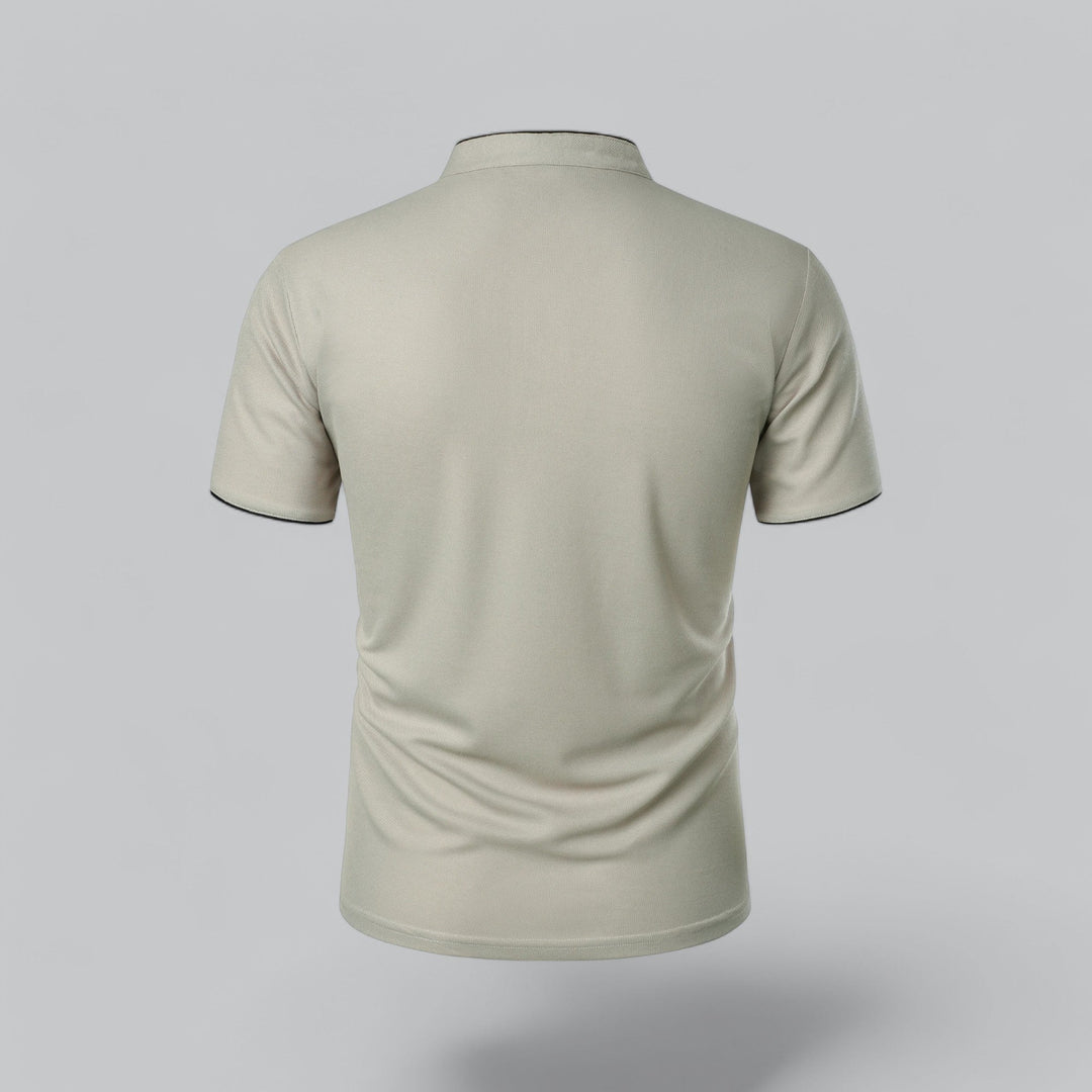 Dos du polo beige clair, col montant et manches courtes avec liseré noir 12