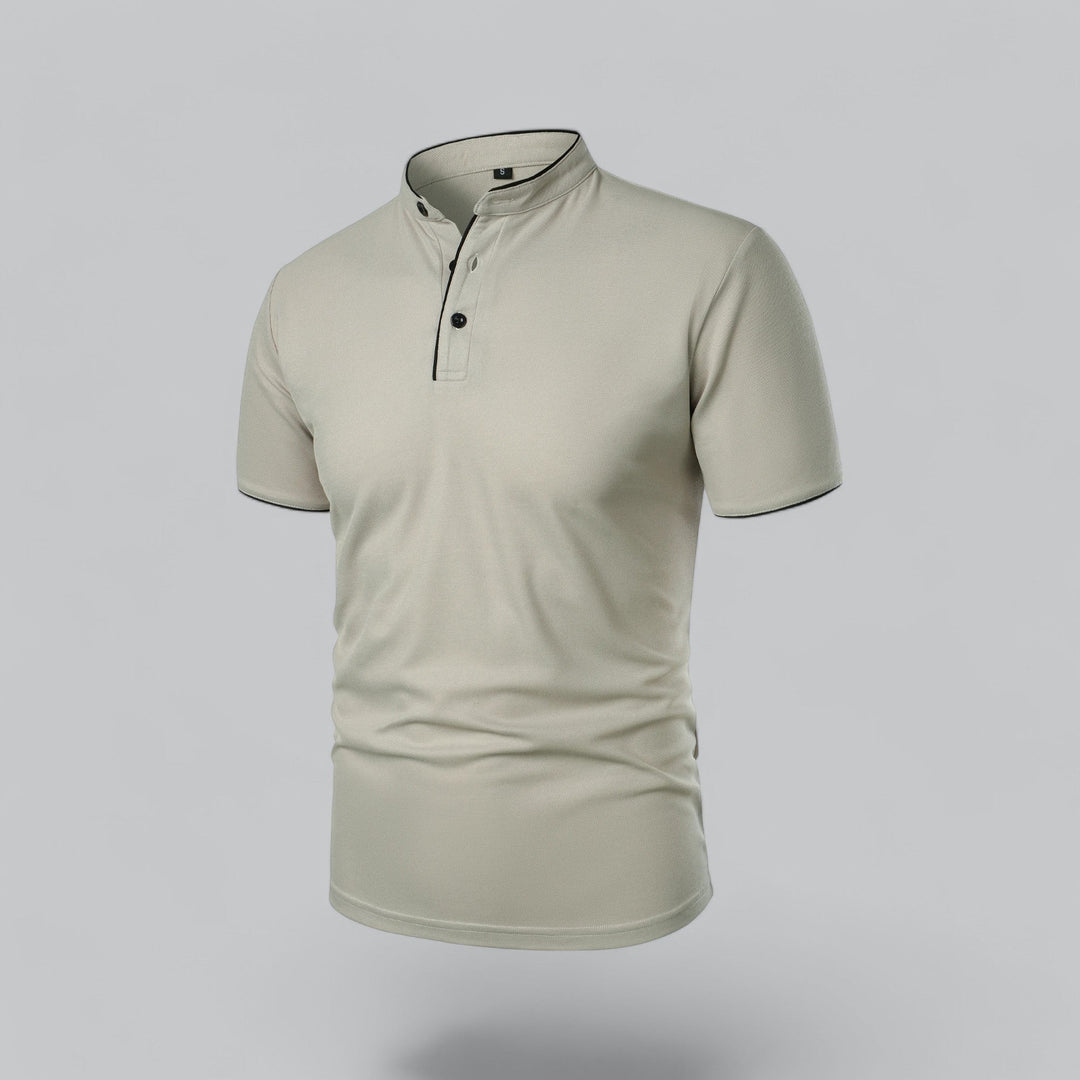 Polo beige clair vu de trois quarts, col montant et boutonnage liseré de noir 13