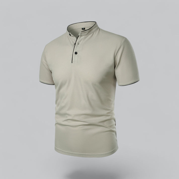 Polo beige clair vu de trois quarts, col montant et boutonnage liseré de noir 13