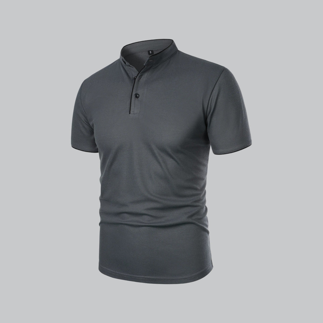 Polo gris anthracite vu de trois quarts, patte de boutonnage et col montant 15