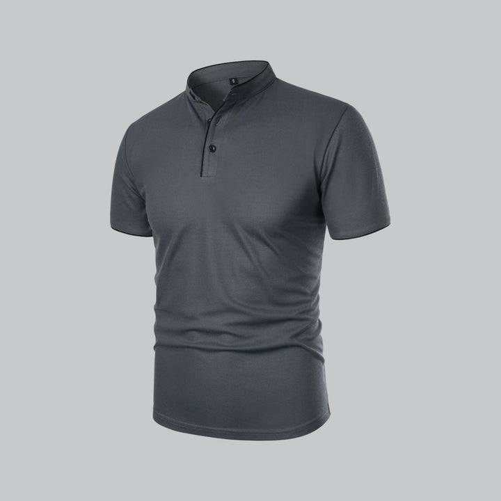 Polo gris anthracite vu de trois quarts, patte de boutonnage et col montant 15