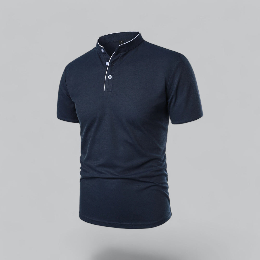 Polo bleu marine vu de trois quarts, boutons clairs et liseré blanc au col 19