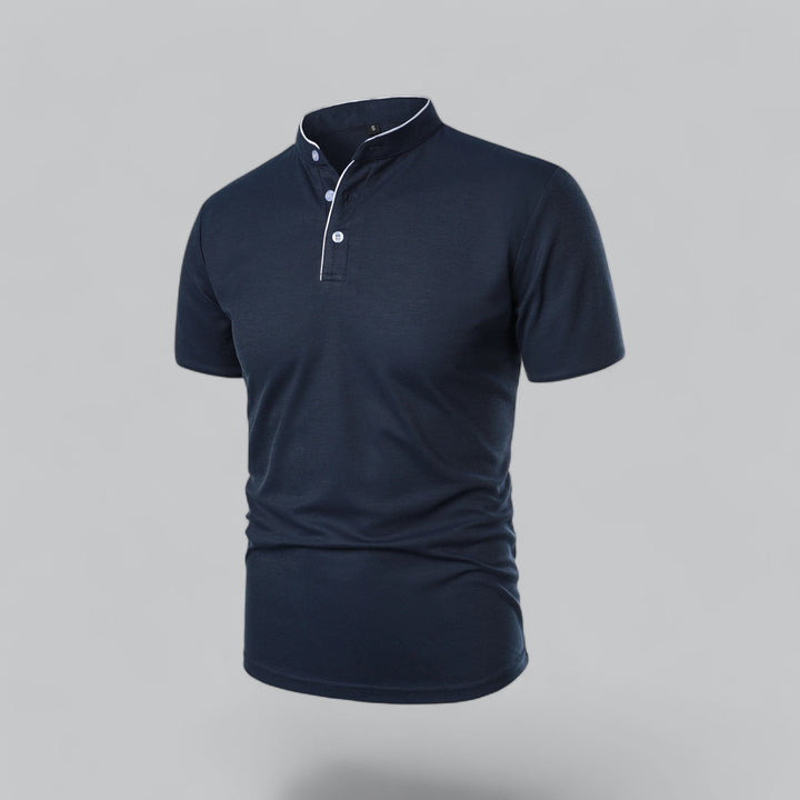 Polo bleu marine vu de trois quarts, boutons clairs et liseré blanc au col 19