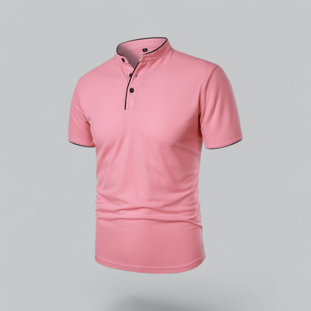 Polo rose vu de trois quarts, boutons noirs, col montant et liseré noir 23