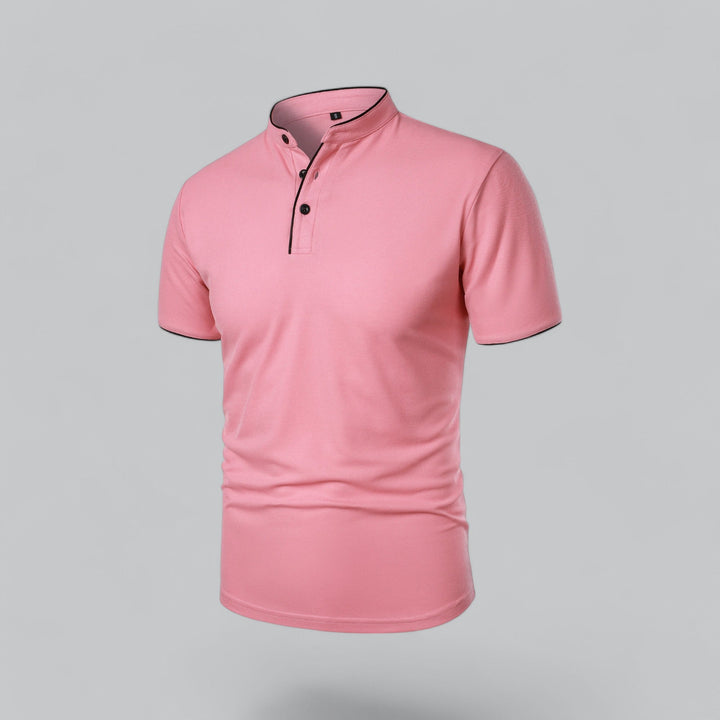 Polo rose vu de trois quarts, boutons noirs, col montant et liseré noir 23