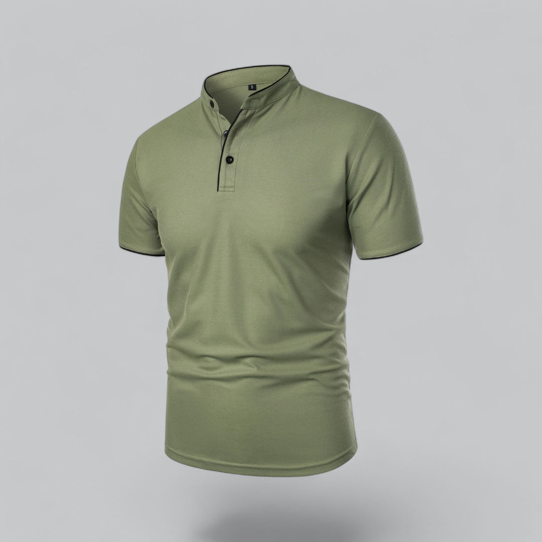 Polo vert kaki vu de trois quarts, trois boutons noirs et col montant 25
