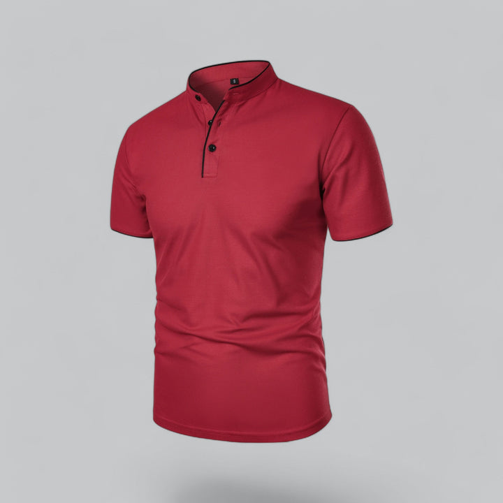 Polo rouge vu de trois quarts, boutons noirs, liseré noir sur le col et les manches 27