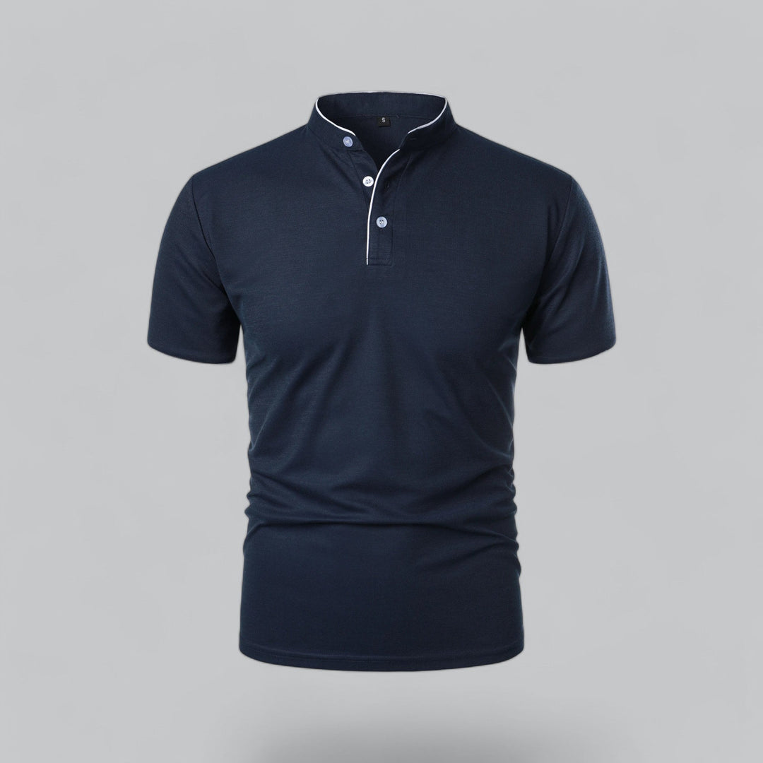 Polo col montant bleu marine de face, boutons clairs et liseré blanc 5