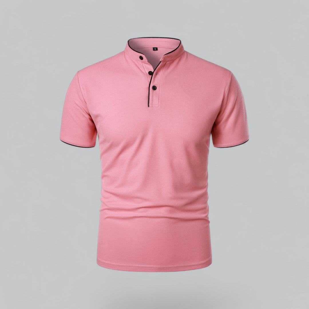 Polo col montant rose de face, boutons noirs et liseré noir aux manches 7
