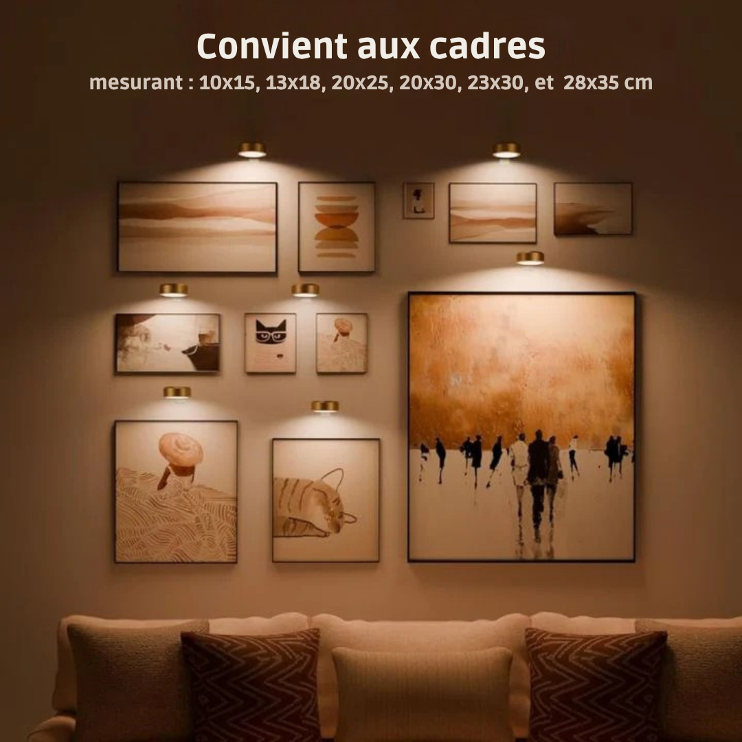 Plusieurs lampes dorées éclairant un mur de cadres de tailles variées au-dessus d'un canapé 2