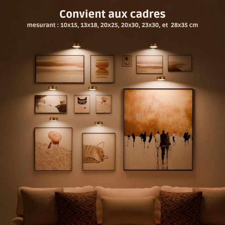 Plusieurs lampes dorées éclairant un mur de cadres de tailles variées au-dessus d'un canapé 2