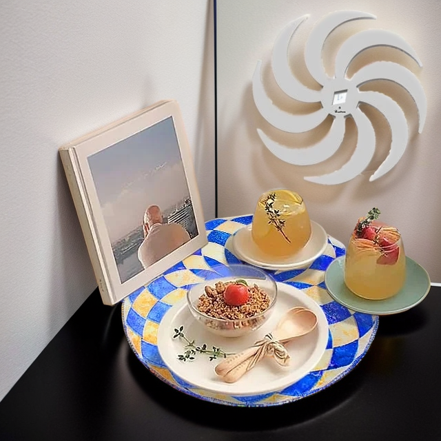 Set de table en patchwork bleu et jaune servant de plateau à des verres de boisson, un bol de céréales et un livre, gabarit en spirale. 14