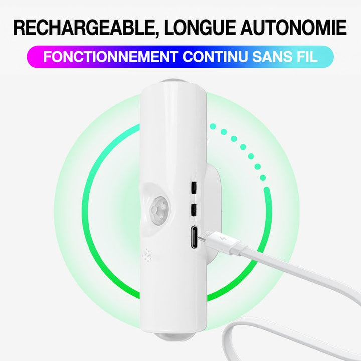 Lampe blanche en cours de recharge par un câble USB-C, entourée d'un cercle vert lumineux 12